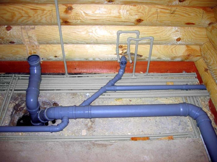 Особенности и устройство канализации в каркасном доме на винтовых сваях