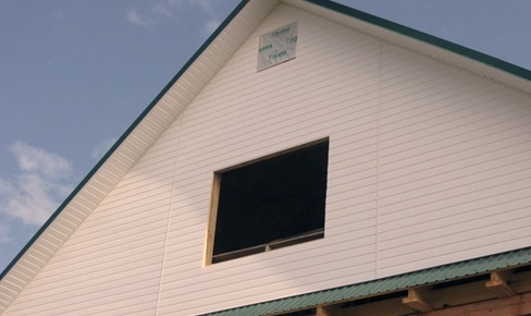 Внешняя отделка деревянного дома — фото облицовки, примеры монтажа сайдинга и термопанелей