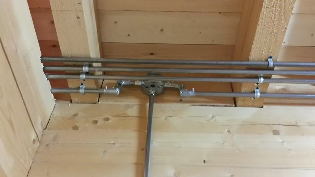 скрытая электропроводка в деревянном доме
